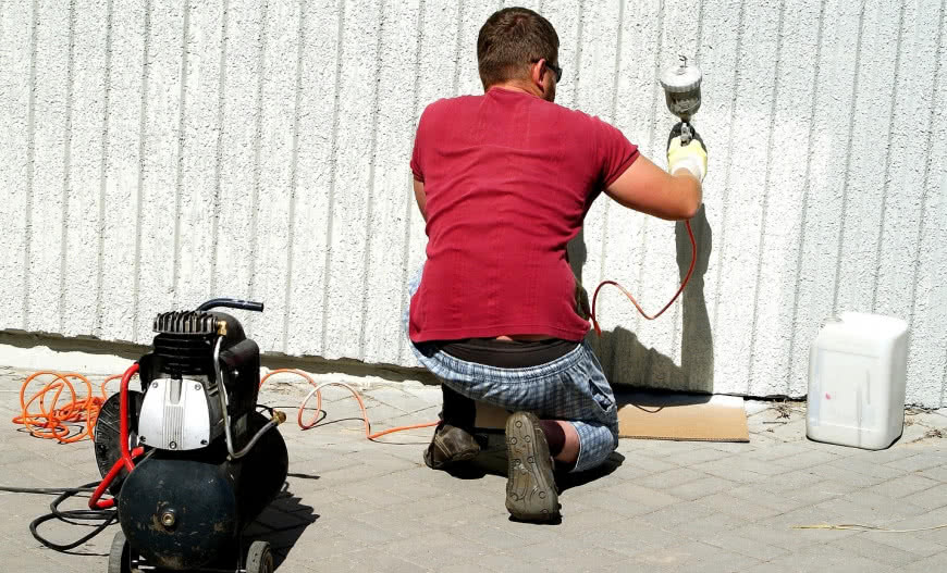 Malowanie natryskowe - kiedy się sprawdza? Rodzaje farb i urządzeń