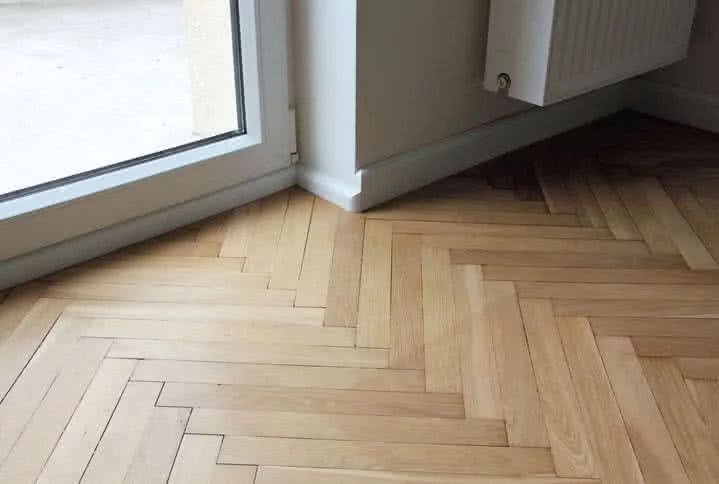 Stary dębowy parkiet wymagający odnowienia. fot. J. WERNER