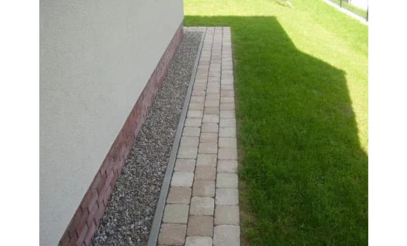 Opaska wokół domu z kostki brukowej, fot. budownictwob2b.pl