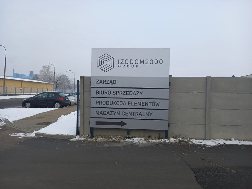 Odnowione znaki wskazujące drogę do Izodom 2000 Polska