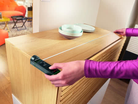 Dalmierz laserowy z adapterami firmy Bosch.