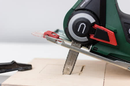 Wycięcie otworu pilarką Nanoblade Advanced Cut 50.