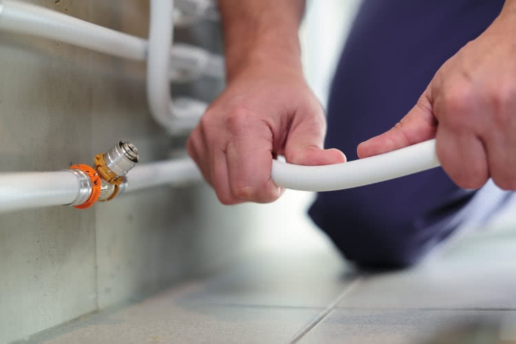 Uni Pipe PLUS charakteryzuje się wyjątkowo prostym montażem