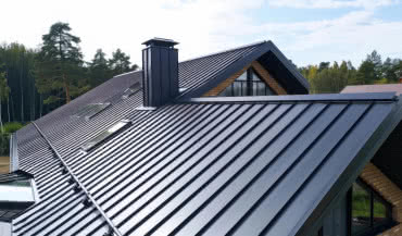 Pokrycie z blachy na rąbek – jak zapobiec kondensacji i hałasowi?