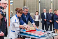 Prezydent Bronisław Komorowski podczas wizyty w Ceramice Paradyż