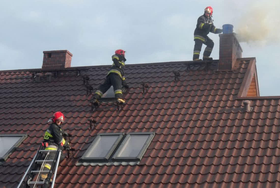Zapalenie się sadzy w kominie wymaga interwencji straży pożarnej. fot. budujemydom.pl Zapalenie się sadzy w kominie wymaga interwencji straży pożarnej. fot. budujemydom.pl
