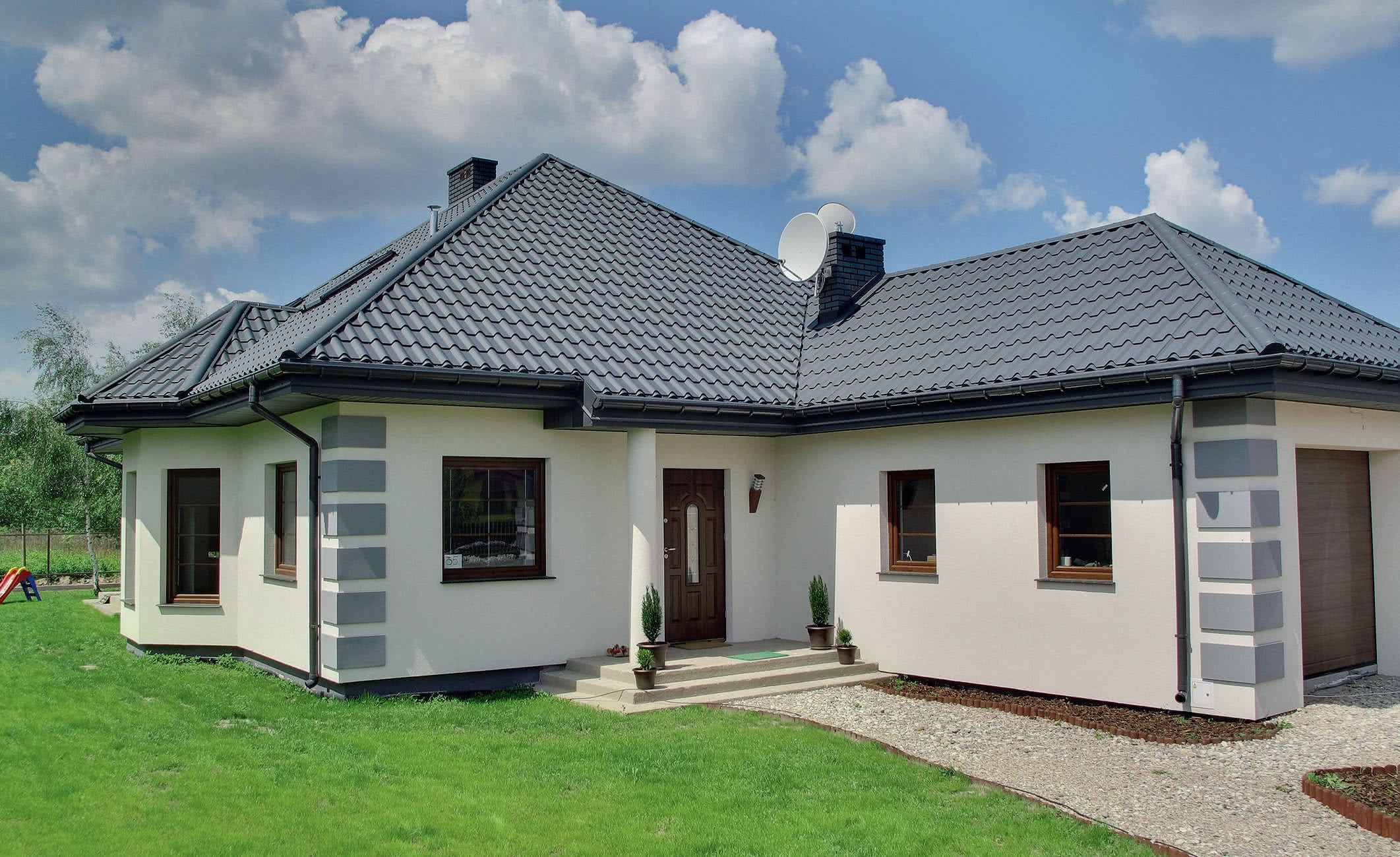 W przypadku blachodachówki obróbki dachowe można dopasować kolorystycznie do pokrycia. W przypadku blachodachówki obróbki dachowe można dopasować kolorystycznie do pokrycia.