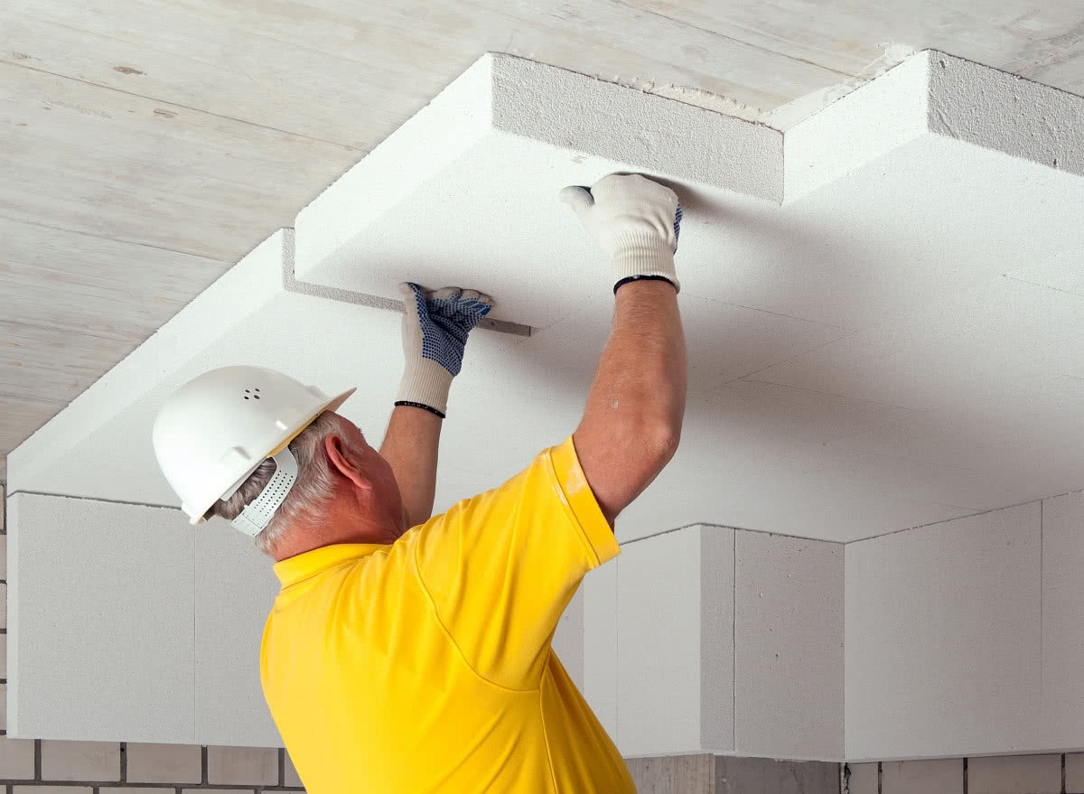 Izolacyjny beton komórkowy charakteryzuje się wysoką ciepłochronnością, ale niższą wytrzymałością na nacisk.