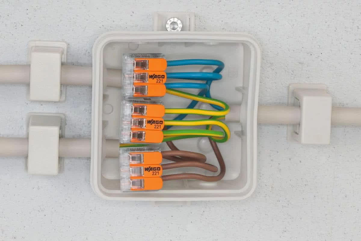 Obecnie miedziane przewody trójżyłowe to standard w instalacjach domowych. Szczególnej staranności wymaga wykonanie połączeń, bo to one okazują się zwykle najsłabszymi miejscami. fot. Wago Elwag Obecnie miedziane przewody trójżyłowe to standard w instalacjach domowych. Szczególnej staranności wymaga wykonanie połączeń, bo to one okazują się zwykle najsłabszymi miejscami. fot. Wago Elwag