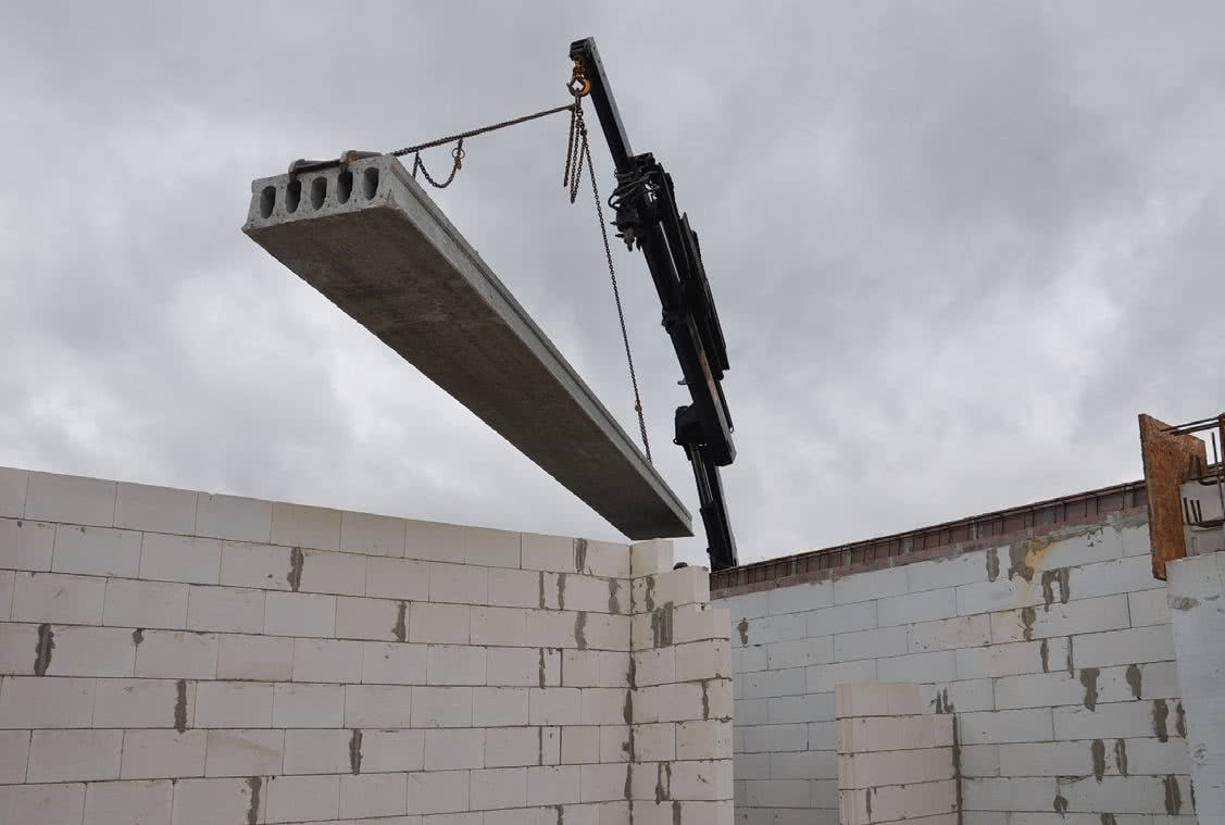Zastosowanie panelowych stropów prefabrykowanych znacznie przyspiesza budowę. Do ich przenoszenia wystarcza zwykle lekki dźwig samochodowy, tzw. HDS Zastosowanie panelowych stropów prefabrykowanych znacznie przyspiesza budowę. Do ich przenoszenia wystarcza zwykle lekki dźwig samochodowy, tzw. HDS