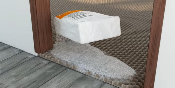 Podsypka wypełniająca matę wygłuszającą "plaster miodu" - podkład pod suchy jastrych na podłodze z desek, fot. Fermacell Podsypka wypełniająca matę wygłuszającą "plaster miodu" - podkład pod suchy jastrych na podłodze z desek, fot. Fermacell