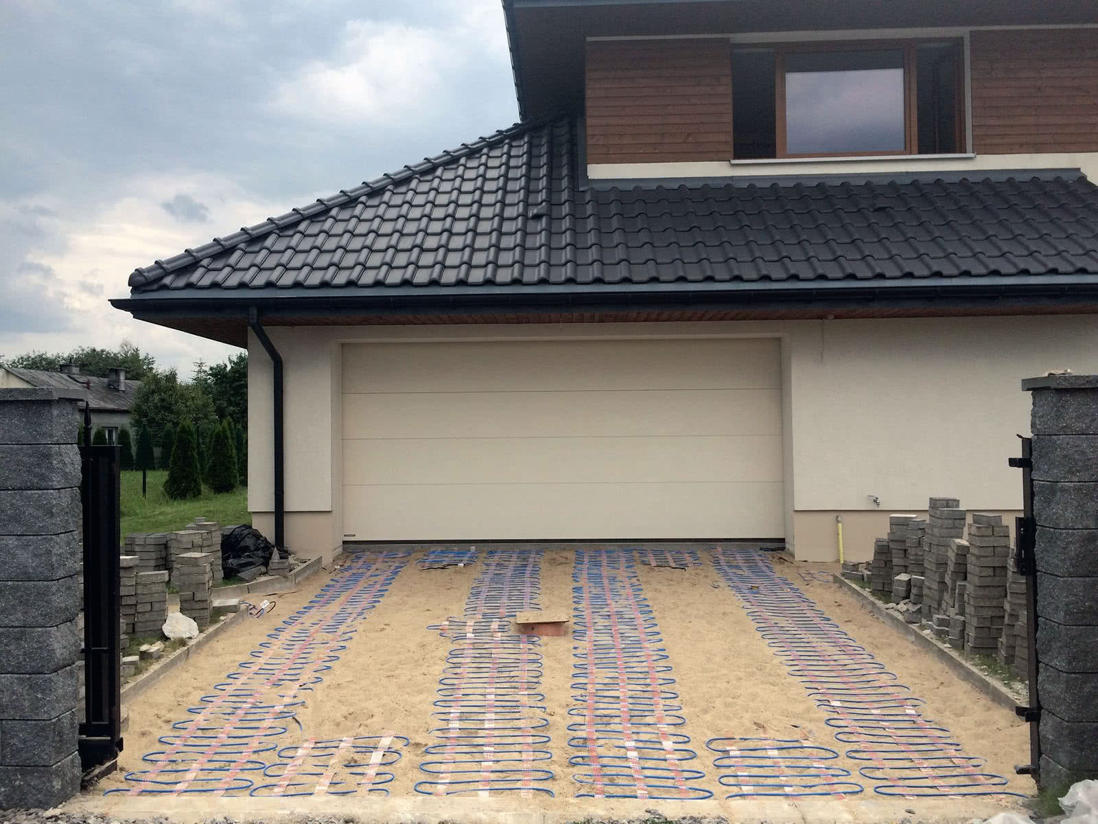 Na podjeździe instalację przeciwoblodzeniową układa się w warstwie piasku, pod kostką czy płytami Na podjeździe instalację przeciwoblodzeniową układa się w warstwie piasku, pod kostką czy płytami