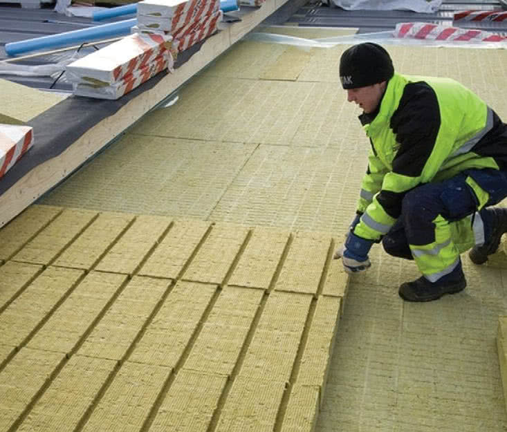 Termoizolację dachu płaskiego z płyt wełny mineralnej przykrywa się dwiema warstwami papy termozgrzewalnej Termoizolację dachu płaskiego z płyt wełny mineralnej przykrywa się dwiema warstwami papy termozgrzewalnej