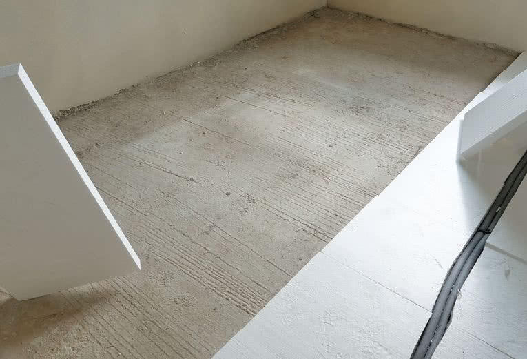 Styropian układa się na podłodze na ogół w dwóch warstwach o grubości 15 cm Styropian układa się na podłodze na ogół w dwóch warstwach o grubości 15 cm