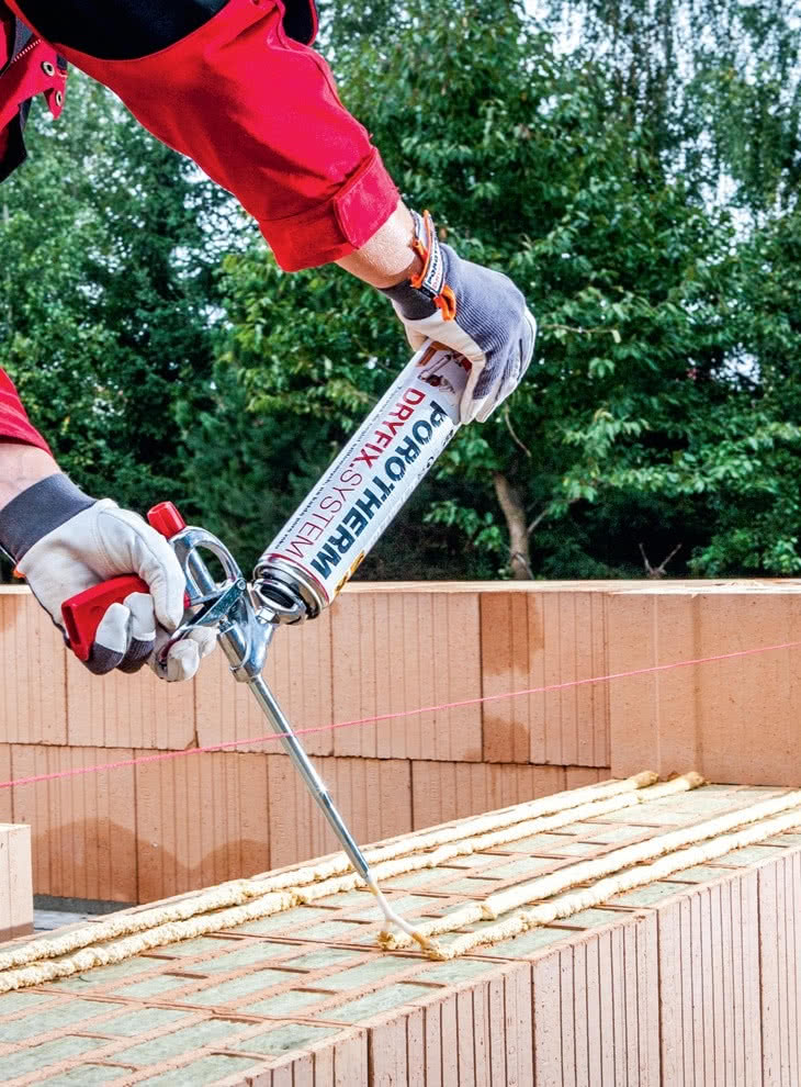 Murowanie po nowemu - pustaki z wypełnieniem z wełny mineralnej łączone na pianę z puszki. Murowanie po nowemu - pustaki z wypełnieniem z wełny mineralnej łączone na pianę z puszki.