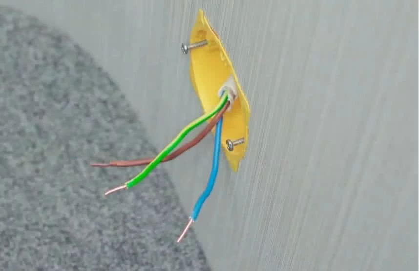 Puszka instalacyjna do montażu osprzętu z widocznymi trzema przewodami. fot. Legrand Puszka instalacyjna do montażu osprzętu z widocznymi trzema przewodami. fot. Legrand