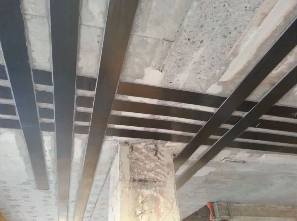 Strop wzmocniony taśmami z włókien węglowych ze względu na zwiększenie obciążenia użytkowego. fot. Top Building Strop wzmocniony taśmami z włókien węglowych ze względu na zwiększenie obciążenia użytkowego. fot. Top Building