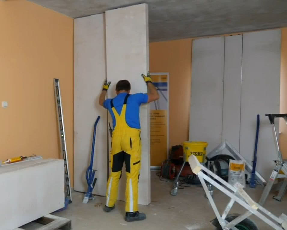 Stawianie ścian działowych z wielkowymiarowych elementów z betonu komórkowego Ytong Panel. fot. Xella Polska Stawianie ścian działowych z wielkowymiarowych elementów z betonu komórkowego Ytong Panel. fot. Xella Polska