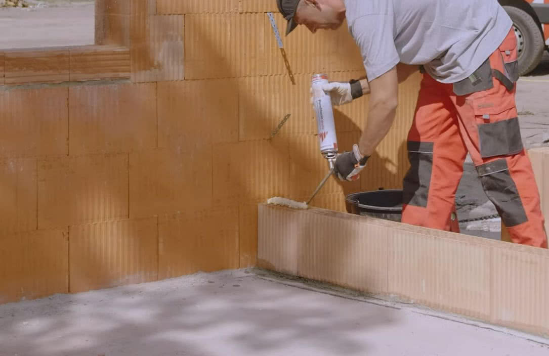 Wznoszenie ścianki działowej z pustaków ceramicznych poryzowanych Porotherm z wykorzystaniem pianki Dryfix. fot. Wienerberger Wznoszenie ścianki działowej z pustaków ceramicznych poryzowanych Porotherm z wykorzystaniem pianki Dryfix. fot. Wienerberger