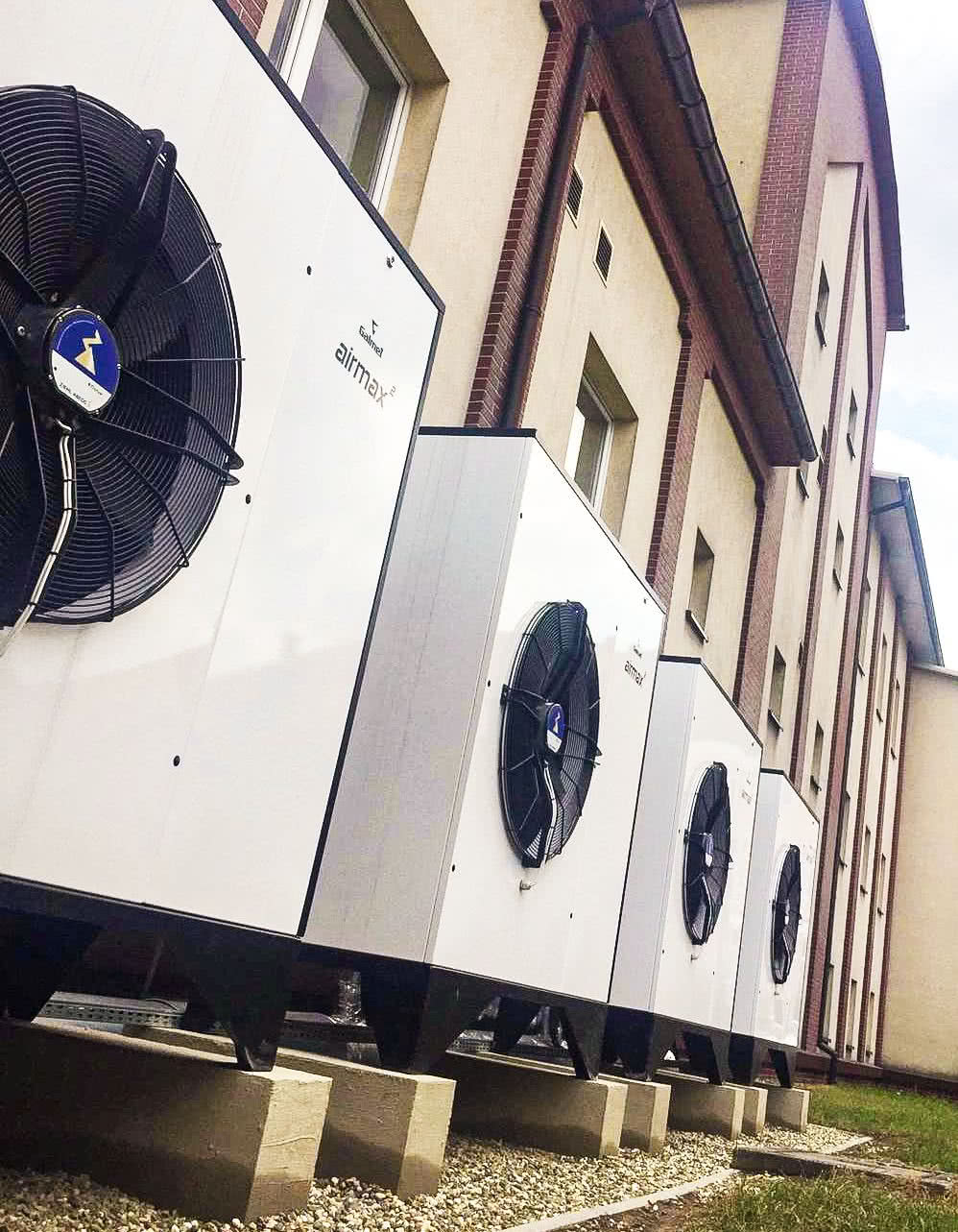 Kaskada powietrznych pomp ciepła airmax2 może ogrzewać również budynki użyteczności publicznej. fot. Galemt Kaskada powietrznych pomp ciepła airmax2 może ogrzewać również budynki użyteczności publicznej. fot. Galemt